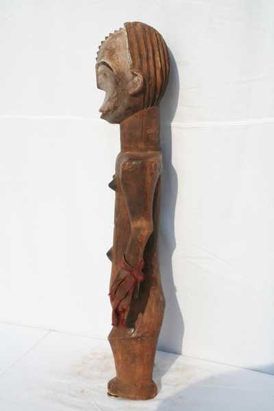 Mgbaka (statue), d`afrique : Rép.démoncratique du Congo., statuette Mgbaka (statue), masque ancien africain Mgbaka (statue), art du Rép.démoncratique du Congo. - Art Africain, collection privées Belgique. Statue africaine de la tribu des Mgbaka (statue), provenant du Rép.démoncratique du Congo., 1526/B83.cette sculpture représente probablement Nabo la soeur-épouse de Seto,héros mythologique,qui joue un rôle de premier plan dans la vie quotidienne des Ngbaka.du mariage incestueux de Seto et Nabo
naquit Ngambe H.67cm.bois ,fibres tissu rouge,caolin et tukula rouge.1ère moitié  du 20eme sc.(col.Minga Zaire 1964)

Voorouderbeeld Mgbaka,stelt waarschijnlijk Nabo voor de zuster en vrouw van Seto,die een grote invloed heeft op de Mgbaka. H.67cm.hout,rood gekleurd met Tekula.rode stoffen.(col.Minga Zaire 1964.). art,culture,masque,statue,statuette,pot,ivoire,exposition,expo,masque original,masques,statues,statuettes,pots,expositions,expo,masques originaux,collectionneur d`art,art africain,culture africaine,masque africain,statue africaine,statuette africaine,pot africain,ivoire africain,exposition africain,expo africain,masque origina africainl,masques africains,statues africaines,statuettes africaines,pots africains,expositions africaines,expo africaines,masques originaux  africains,collectionneur d`art africain